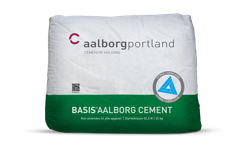 BASIS AALBORG CEMENT (CEM II/A-LL 52,5 N (LA)) er en portlandkalkstenscement, styrkeklasse 52,5 N. Produktet er fremstillet ved samformaling af portlandcementklinker og op til 20 % finkornet kalkfiller. small