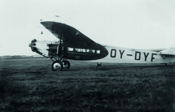 Historisk billede af en flyver på den civile lufthavn anlagt af ingeniør og direktør Gunnar Larsen, som grundlagde Danmarks første indenrigsflyrute.