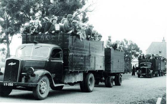 Historisk billede af en lastbil fyldt med arbejdere på vej til tørveproduktion under krigen, som gav beskæftigelse til over 1.000 kvinder og mænd.