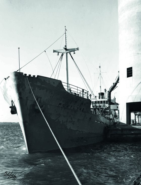 Historisk billede af M/S Portland, Aalborg Portlands eget skib, liggende til kaj ved Aalborg Portland efter genopbygning