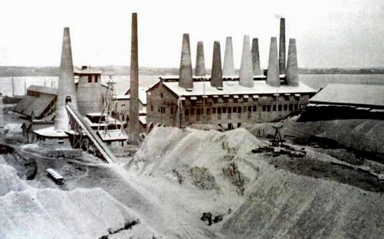 Billede af Ditlev Berg og F.L. Smidth's nyopfundne Aalborgovn, som senere går verden rundt, indtil rotérovnen tager over i år 1900.