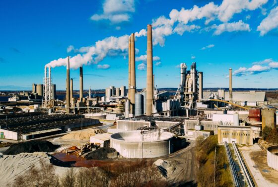 Cementfabrik med slemmeri i forgrunden