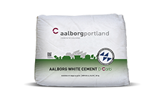 D-Carb er en hvid cement produceret med 15% lavere CO2 emission i forhold til almindelig hvid cement. D-Carb har betegnelsen CEM II/A-LL 52,5 R (EA). Cementen er fremstillet ved samformaling af portlandcementklinker og op til 20% kalksten. small
