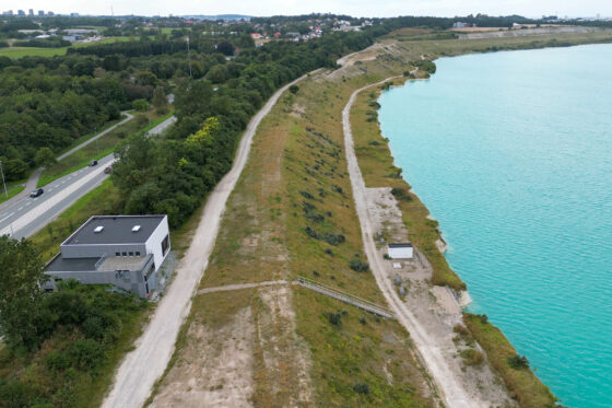 Det nye fjernkølingsanlæg placeret ved Aalborg Portlands store kridtsø i Aalborg Øst.