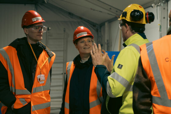 Under besøget fik ministeren en rundvisning på fabrikken